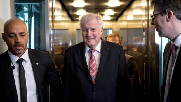 Dimite el presidente regional de Baviera, Horst Seehofer