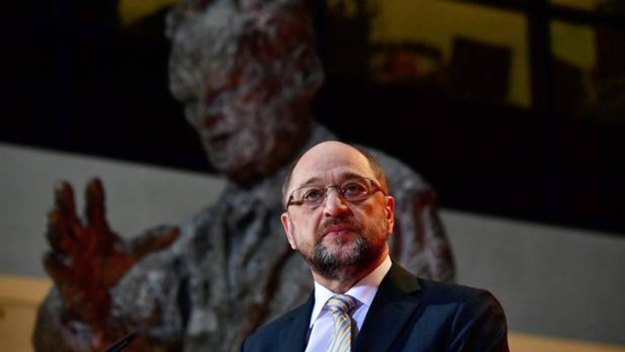 El líder del SPD, Schulz, junto a una estatua de Willy Brandt