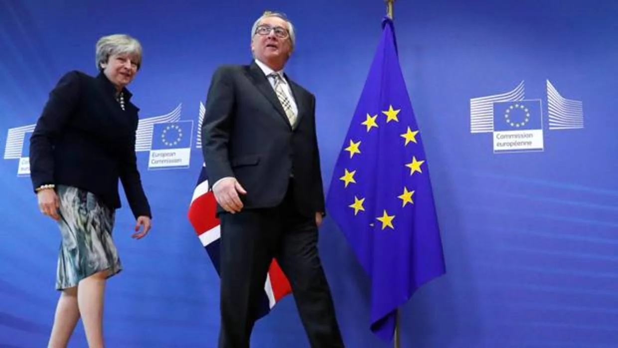 El presidente de la Comisión Europea, Jean-Claude Juncker, da la bienvenida a la primera ministra británica, Theresa May, en la sede de la CE en Bruselas