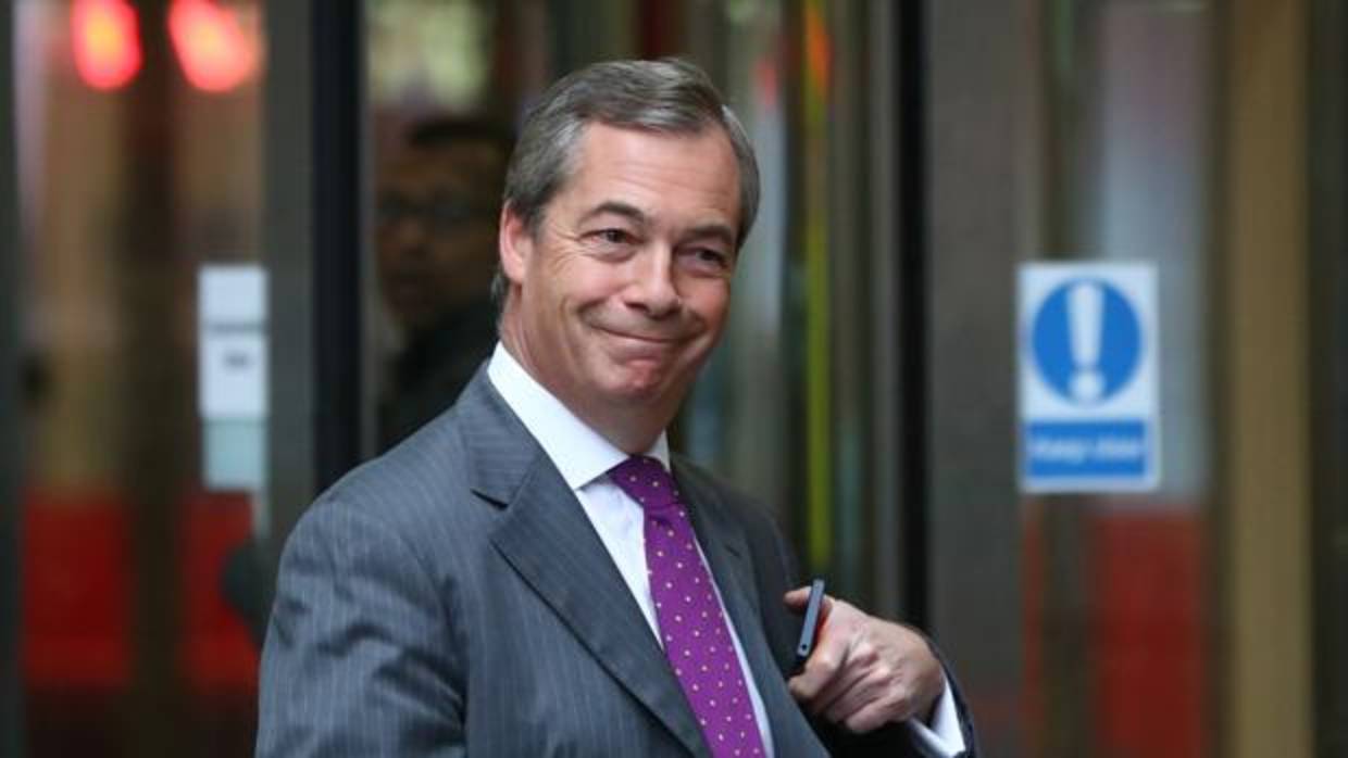 Nigel Farage, junto a la entrada de los estudios de la BBC el pasado domingo