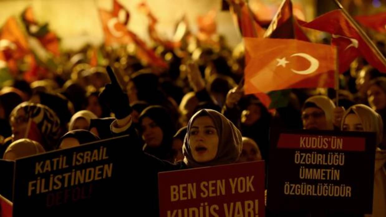 Varios manifestantes gritan eslóganes durante la protesta en Estambul contra la decisión de Trump