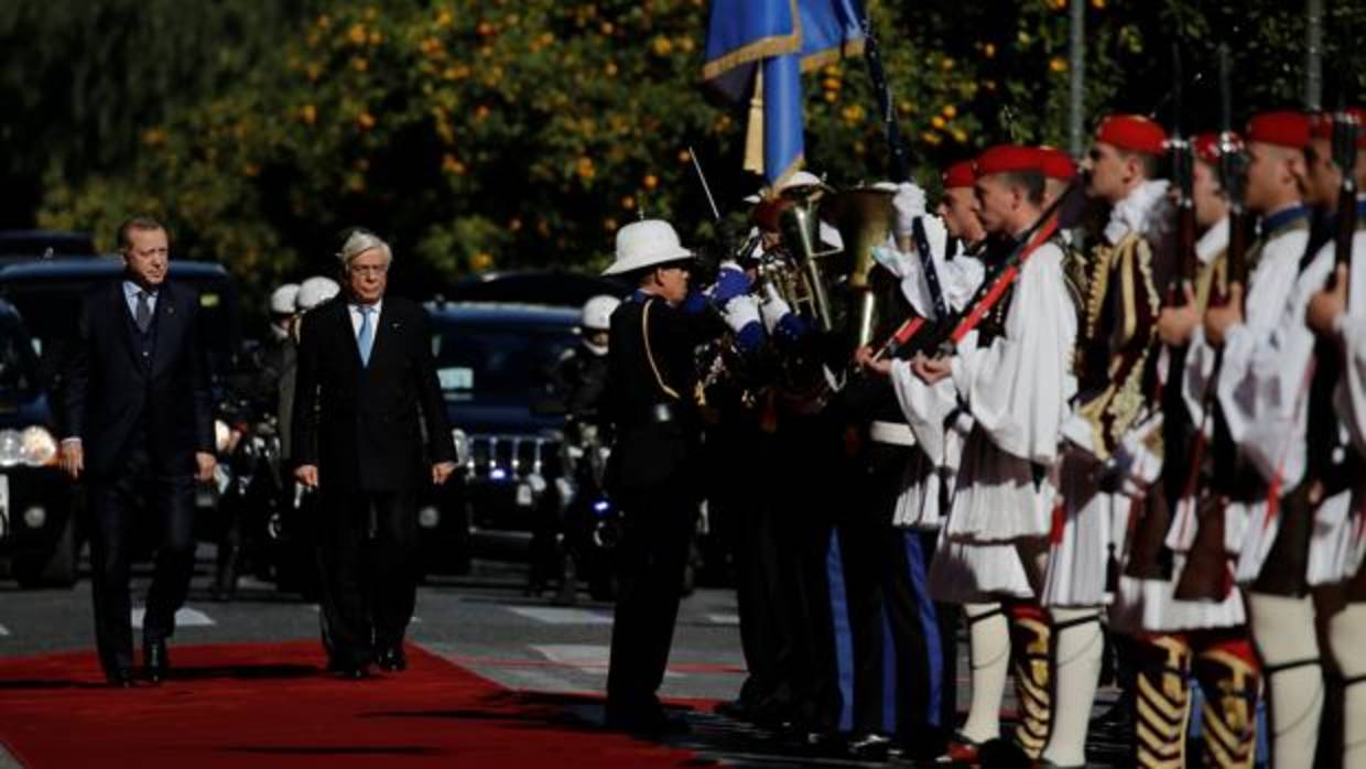 El presidente Prokopis Pavlopoulos acompaña a su homólogo turco, Recep Tayyip Erdogan, a su llegada hoy a Atenas