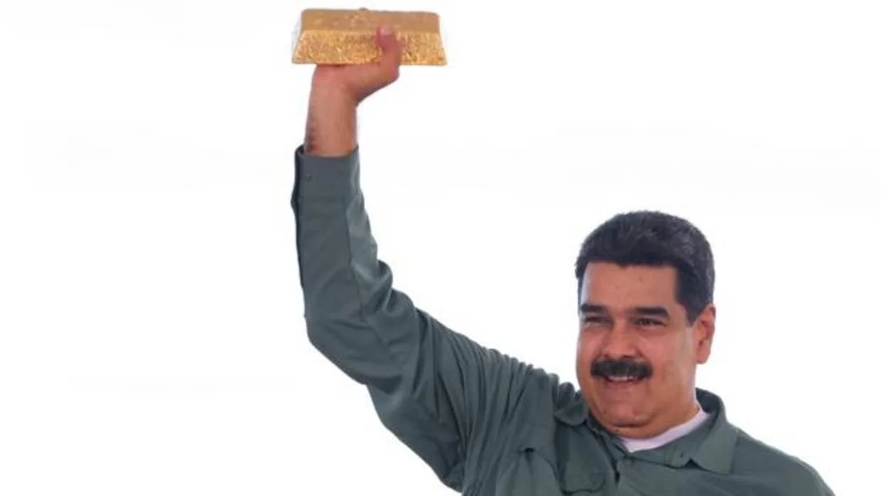 Nicolás Maduro sostiene un lingote de oro para defender el Petro, la criptomoneda venezolana que anunció