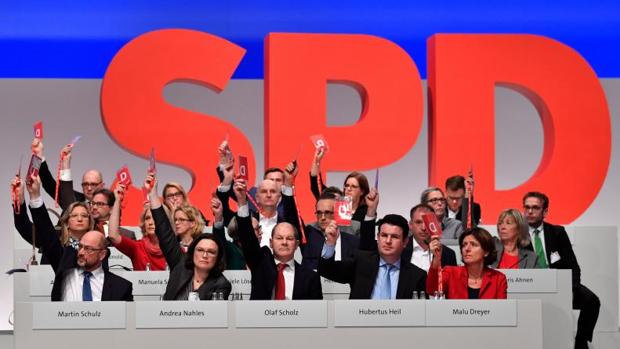 El SPD aprueba negociar con Merkel para formar gobierno