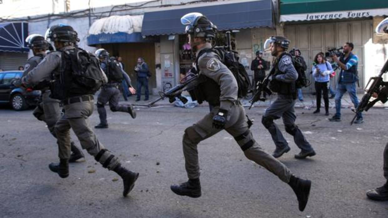 Policías antidisturbios israelíes ayer en el este de Jerusalén