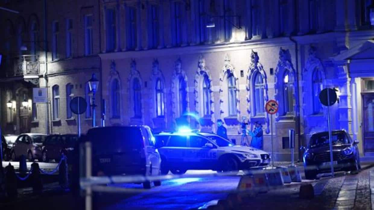 Efectivos policiales ante la sinagoga atacada en Gotemburgo