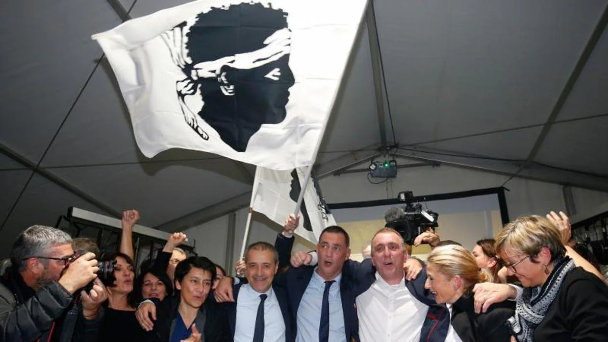 Nacionalistas corsos, entre ellos Jean Guy Talamoni (cuarto por la izquierda) y Gilles Simeoni (cuarto por la derecha), tras divulgarse los resultados, este domingo en Bastia (Córcega)