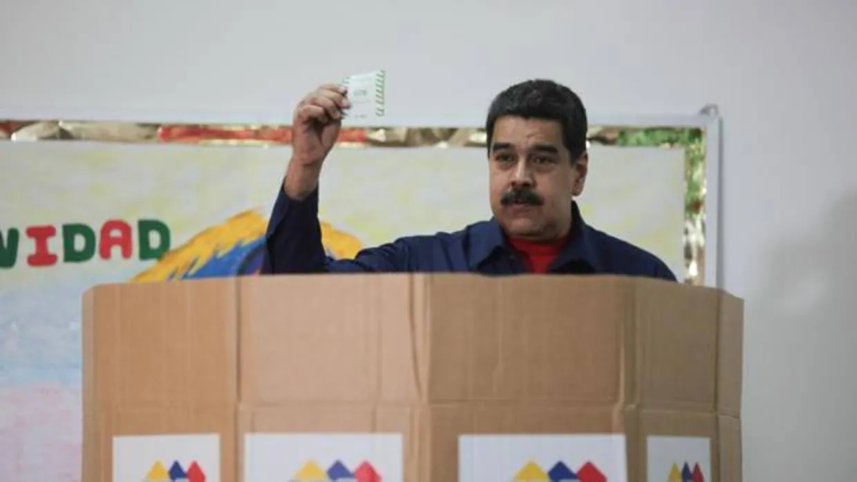 El presidente venezolano, Nicolás Maduro, deposita su voto en los comicios de este domingo