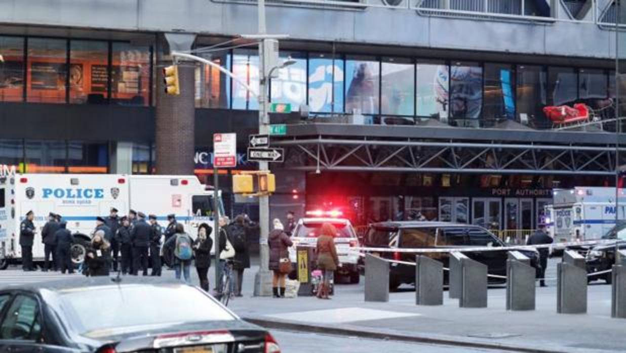 Vehículos de la policía a la entrada de la terminal de autobuses de la Autoridad del Puerto en Nueva York