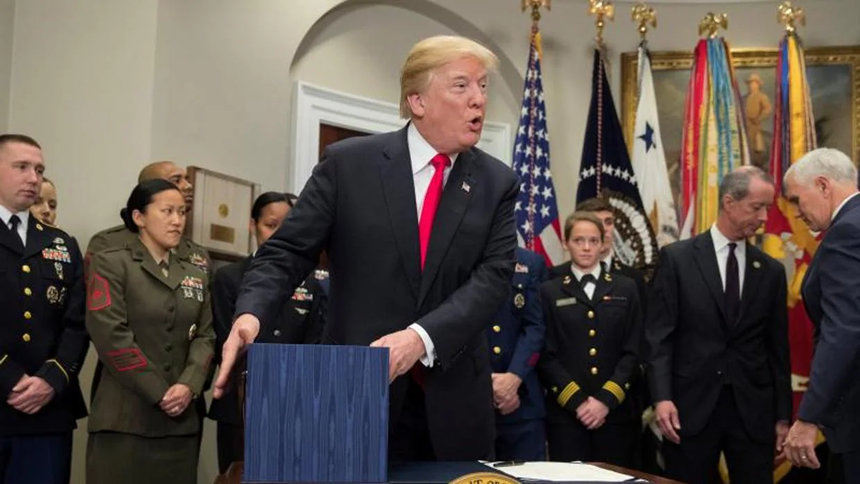 Donald Trump se dispone a firmar la Ley de Autorización de Defensa Nacional para el año fiscal 2018, este martes en la Casa Blanca de Washington