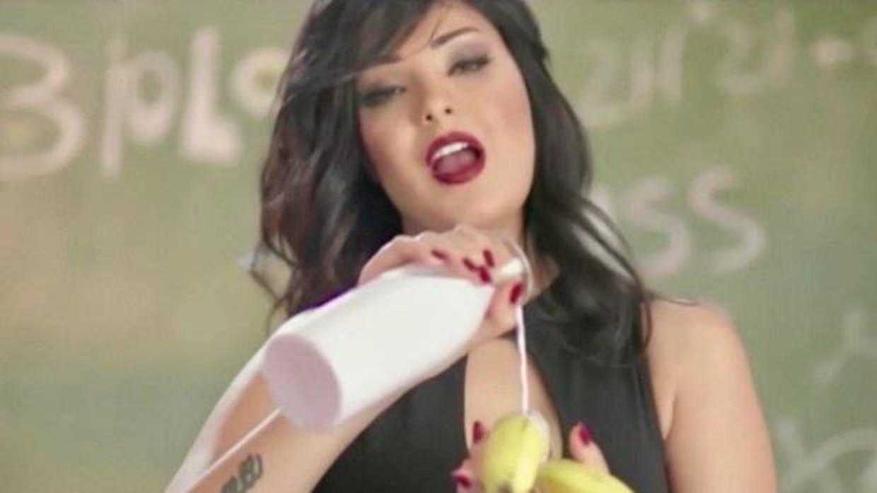Una cantante egipcia, condenada a dos años de cárcel por comerse un plátano en un videoclip