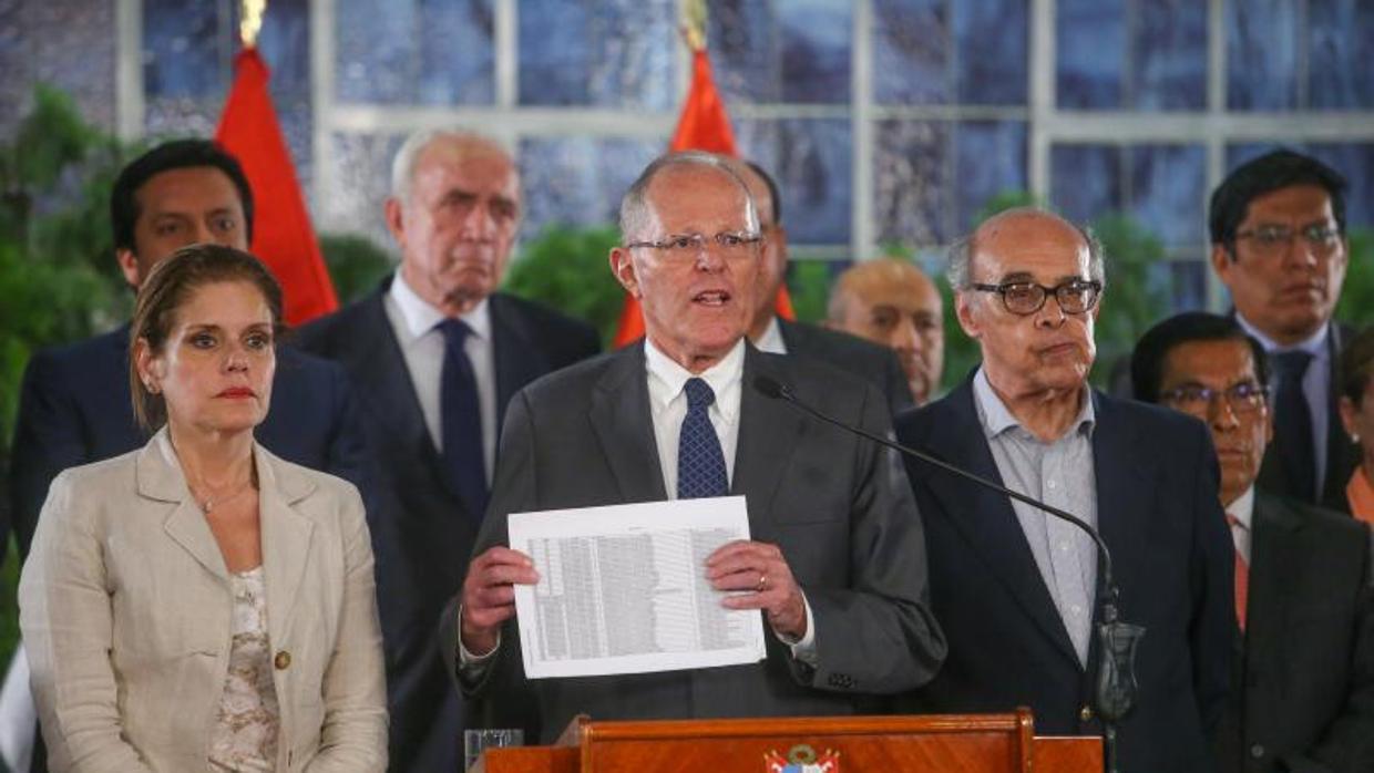 Pedro Pablo Kuczynski, rodeado de su Gabinete, se dirige a la nación, este jueves en Lima