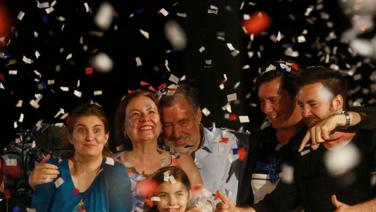 Alejandro Guillier, con su familia en el cierre de campaña, en Santiago de Chile