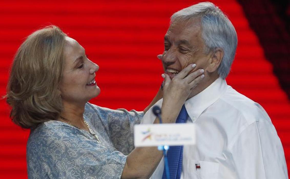 Sebastián Piñera y su mujer, Cecilia Morel, durante el cierre de campaña el pasado 14 de diciembre en Santiago de Chile