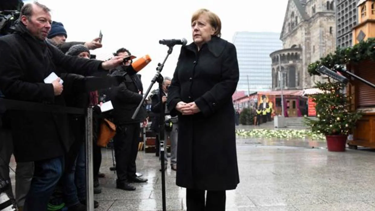 La canciller Angela Merkel se dirige a los familiares de las víctimas, asesinadas en el ataque a un mercadillo de Navidad en 2016 en Berlín, durante la inauguración de un monumento en su recuerdo