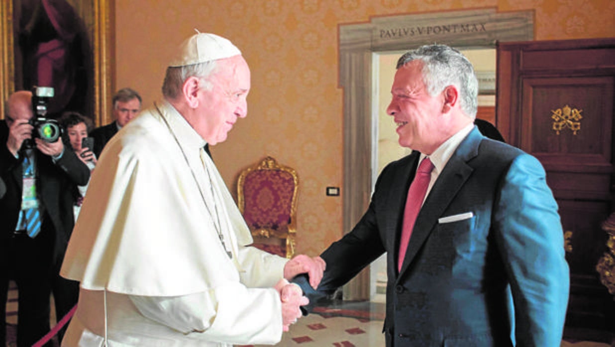 El Papa saluda al Rey Abdalá II, durante su visita a la Santa Sede