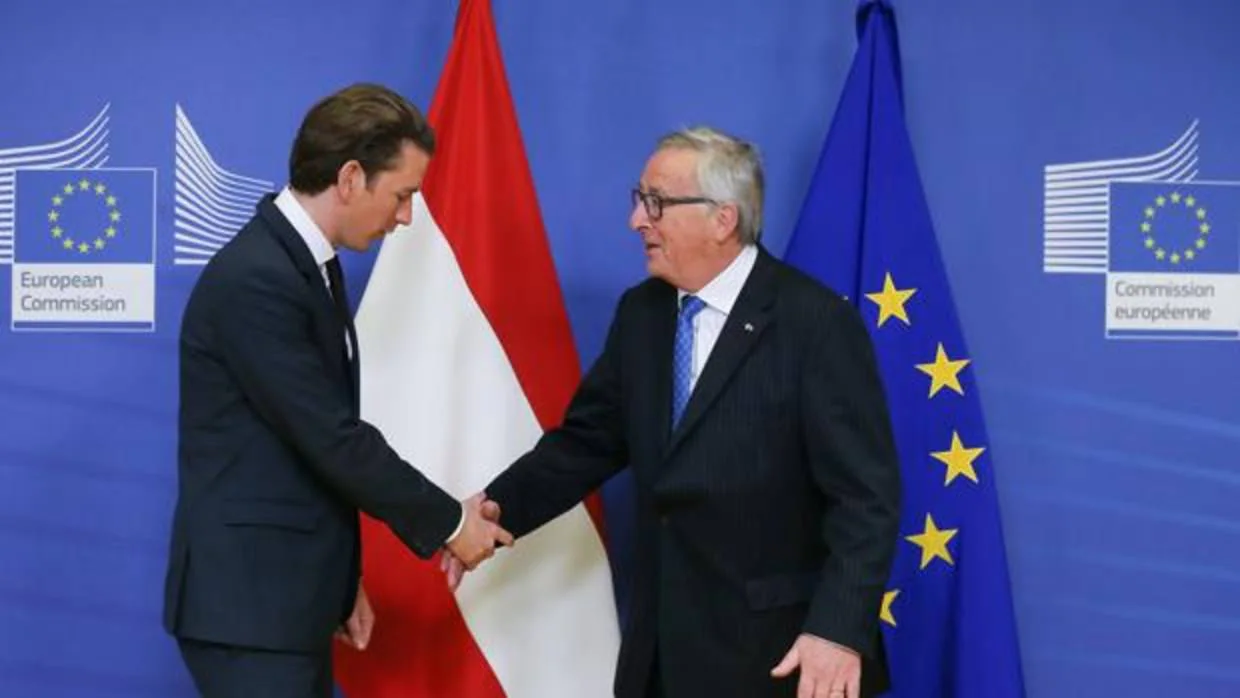 El preidente de la Comisión Europea, Jean-Claude Juncker (derecha), saluda al nuevo canciller austriaco, Sebastian Kurz, ayer en Bruselas