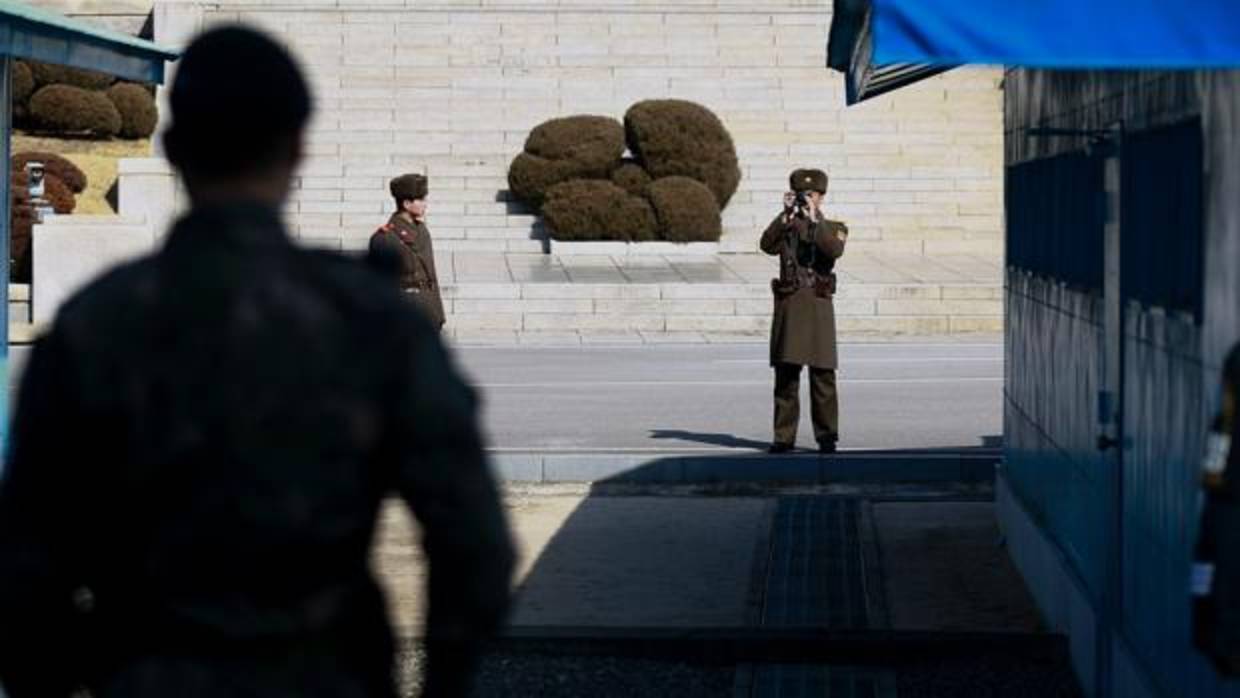 Fotografía de la línea de demarcación militar en la zona desmilitarizada (DMZ), en la villa fronteriza de Panmunjom