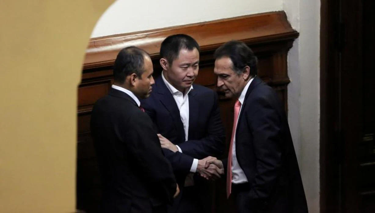 Kenji Fujimori y Héctor Becerril, del Partido Fuerza Popular, se estrechan la mano tras discutir, este jueves en el Congreso de Perú, durante la moción de censura contra el presidente Kuczynski