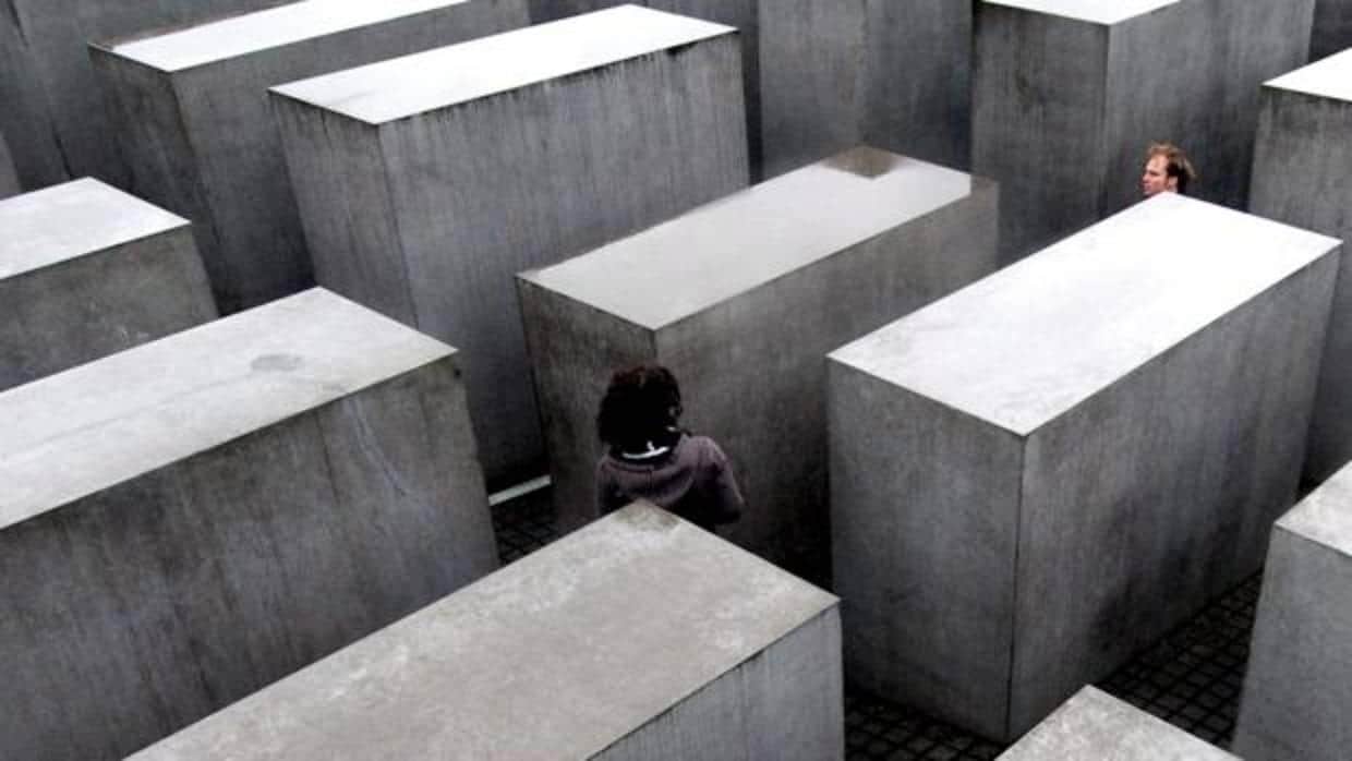 Dos turistas visitan elMonumento de Recuerdo del Holocausto, en Berlín, en una imagen de archivo