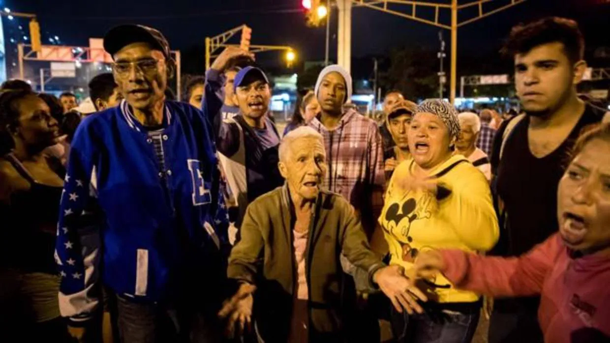 Un grupo de personas protesta en la noche de este miércoles en Caracas
