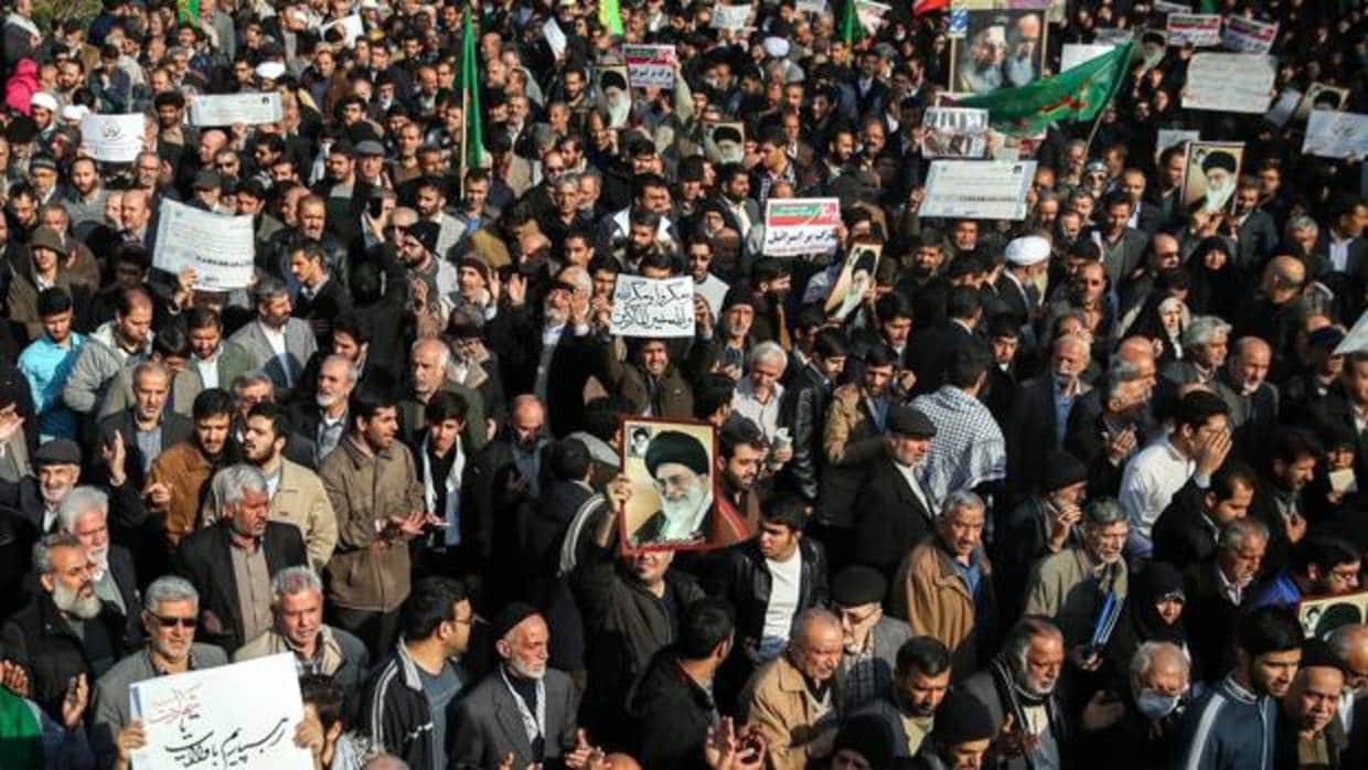 Ciudadanos iraníes llevan retratos del ayatolá Jomeini y cantan eslóganes durante la manifestación de apoyo al gobierno fuera de la Mezquita Jomeini, en Teherán