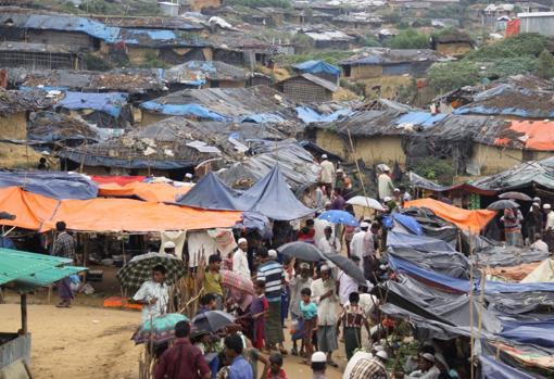 Desde finales de agosto, más de 600.000 Rohingyas han huido de Birmania y viven hacinados en campos de refugiados en Bangladés, como este de Kutupalong