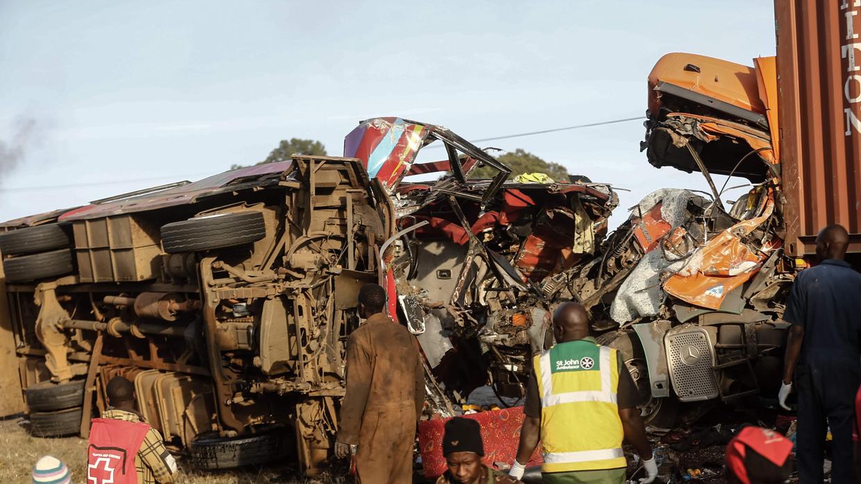 Al menos 36 muertos por el choque de un autobús y un camión en Kenia