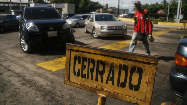 La hiperinflación y la falta de recambios colapsan el trasporte de Venezuela en Navidad