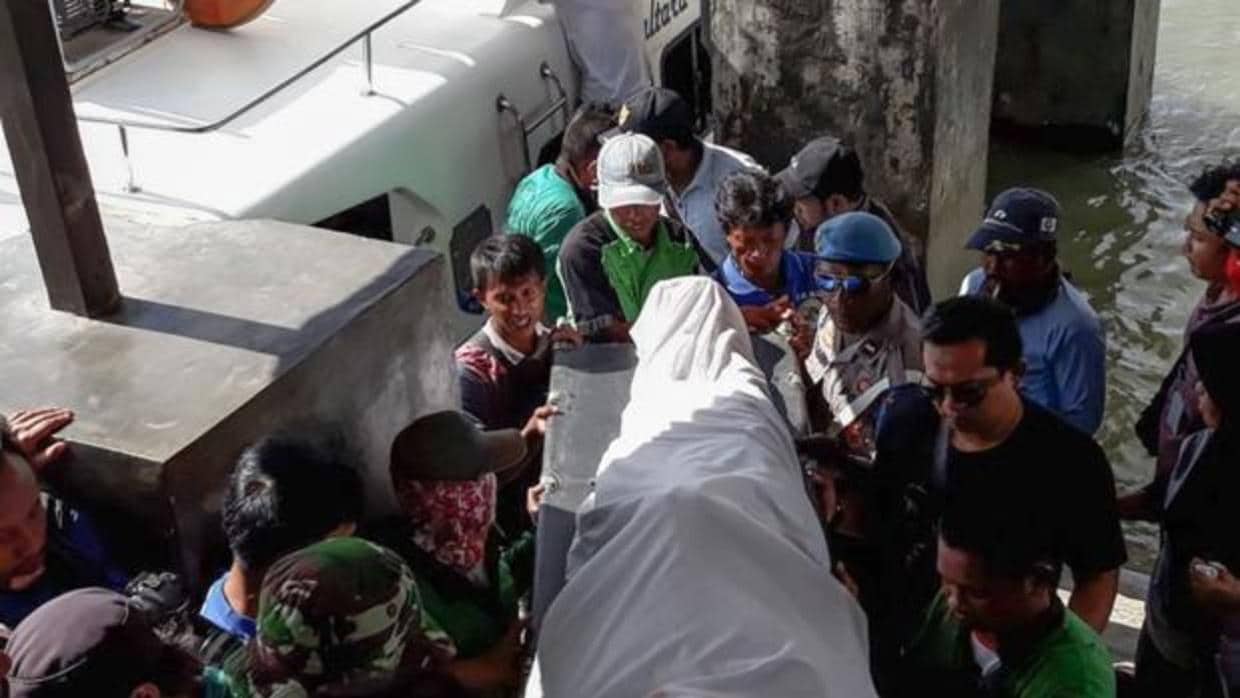 Al menos ocho muertos y trece desaparecidos tras el naufragio de un barco en Indonesia