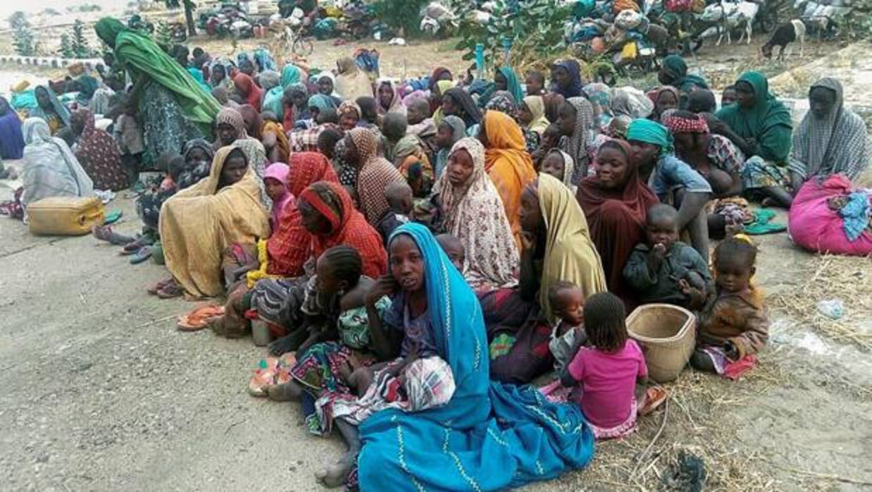 Fotografía de archivo de un grupo de personas secuestradas por el grupo yihadista Boko Haram y rescatadas por el Ejército nigeriano