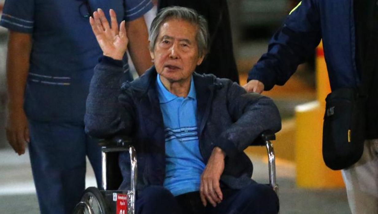 Alberto Fujimori, a su salida del hospital, este viernes en Lima