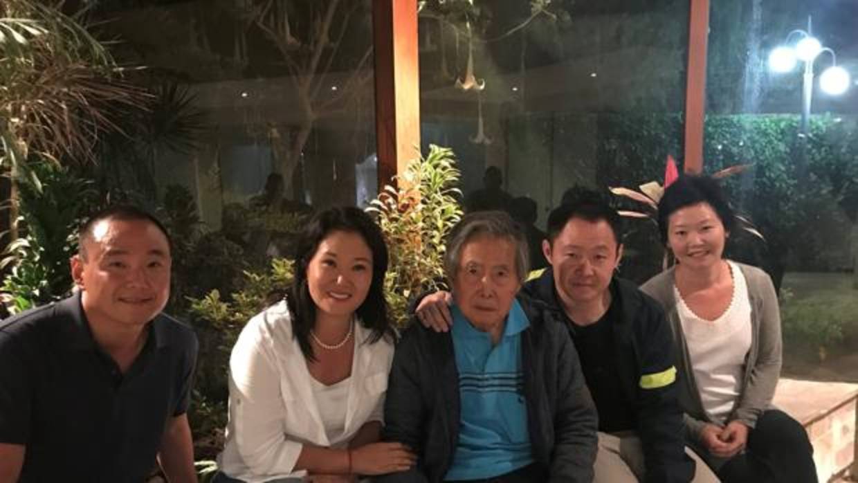 Alberto Fujimori con sus cuatro hijos tomada el pasafo jueves 4 de enero