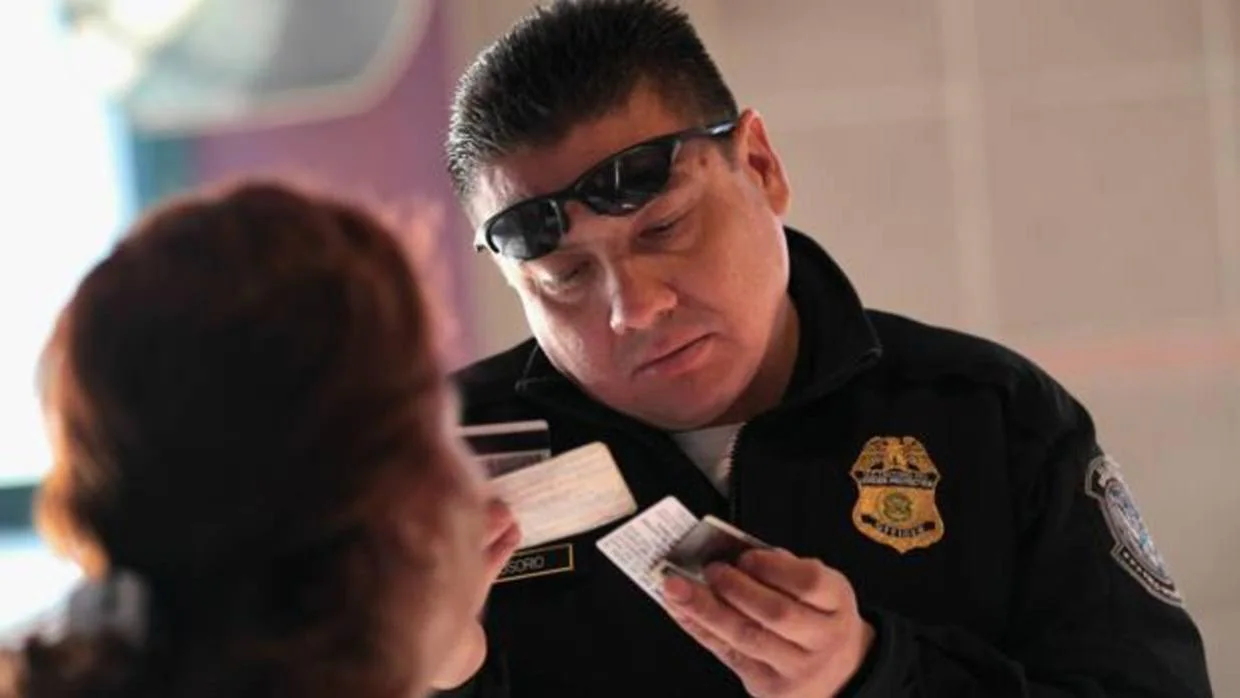 Un agente de Inmigración revisa la documentación de una persona en la frontera entre EE.UU.-México, en 2010
