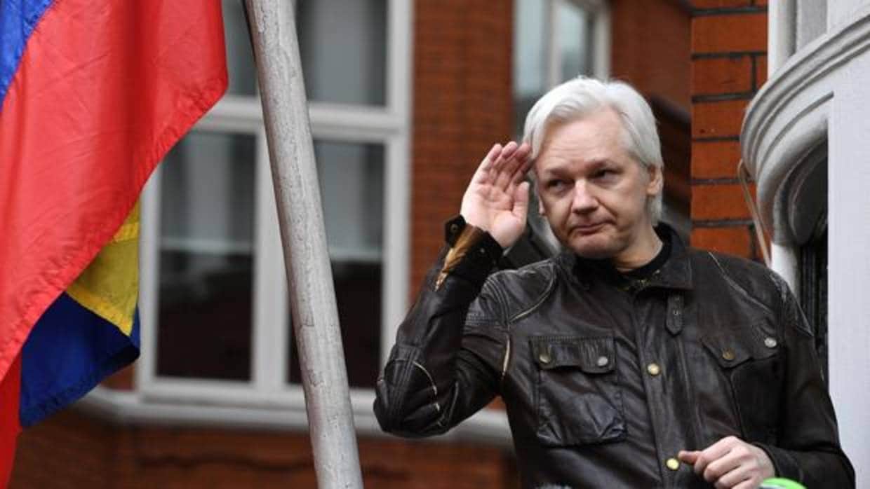 Julian Assange, mientras comparece ante la prensa en la embajada ecuatoriana en Londres el pasado mes de mayo