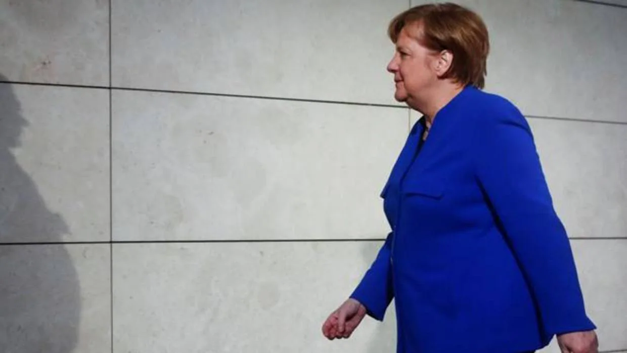 Angela Merkel se dirige a su nuevo encuentro con el líder del SPD, Martin Schulz