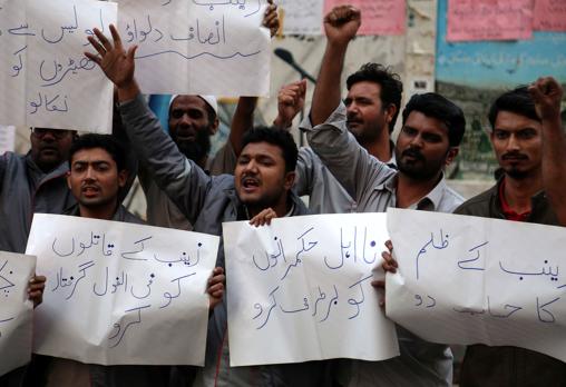 Un grupo de personas se manifiesta tras la violación y muerte de Zainab Ansari