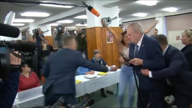 Una activista de Femen se abalanza sobre el presidente checo y lo llama «prostituta de Putin»