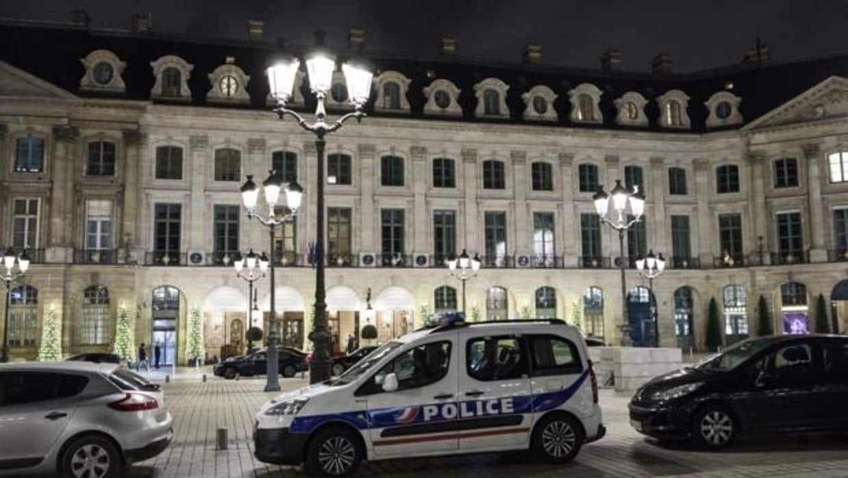La Policía permanece estacionada en frente de la entrada principal del Hotel Ritz tras un cuantioso robo