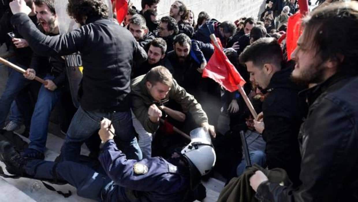 Un agente antidisturbios cae en enfrentamientos con los manifestantes de izquierdas en Antenas