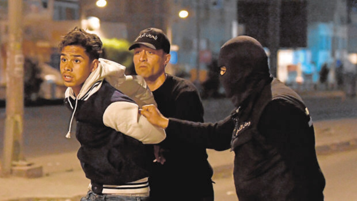 Las fuerzas de seguridad tunecinas detienen a un manifestante