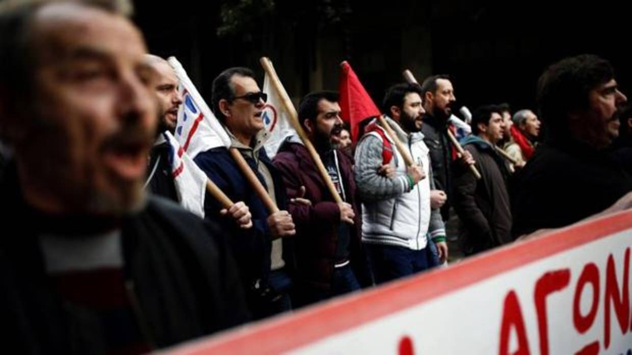 Miembros del sindicato PAME, afín al partido comunista, protestan contra las nuevas reformas de Gobierno Tsipras, el pasado 12 de enero en Atenas