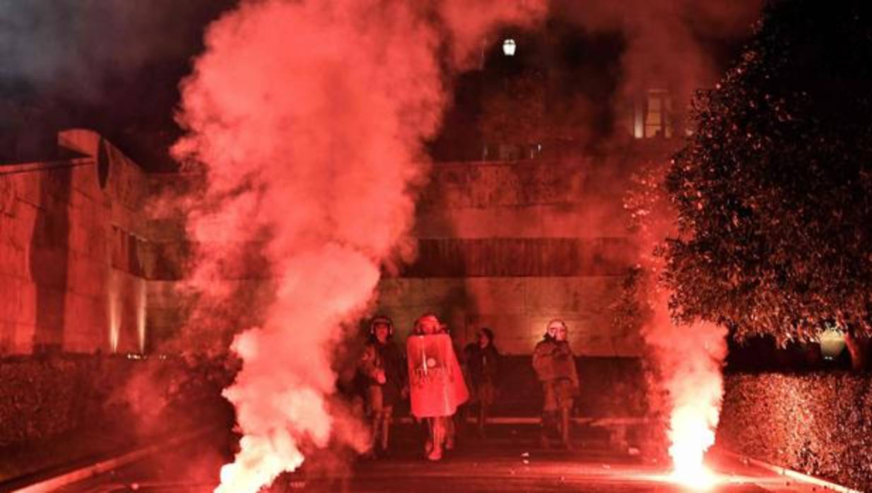 La policia intenta repeler las protestas frente al Parlamento griego, en Atenas