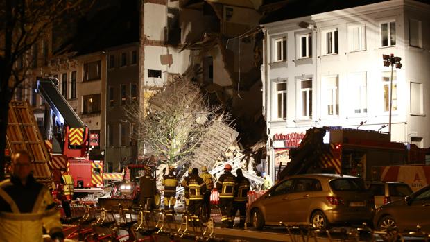 Dos muertos y catorce heridos por una explosión en un edificio de viviendas en Amberes