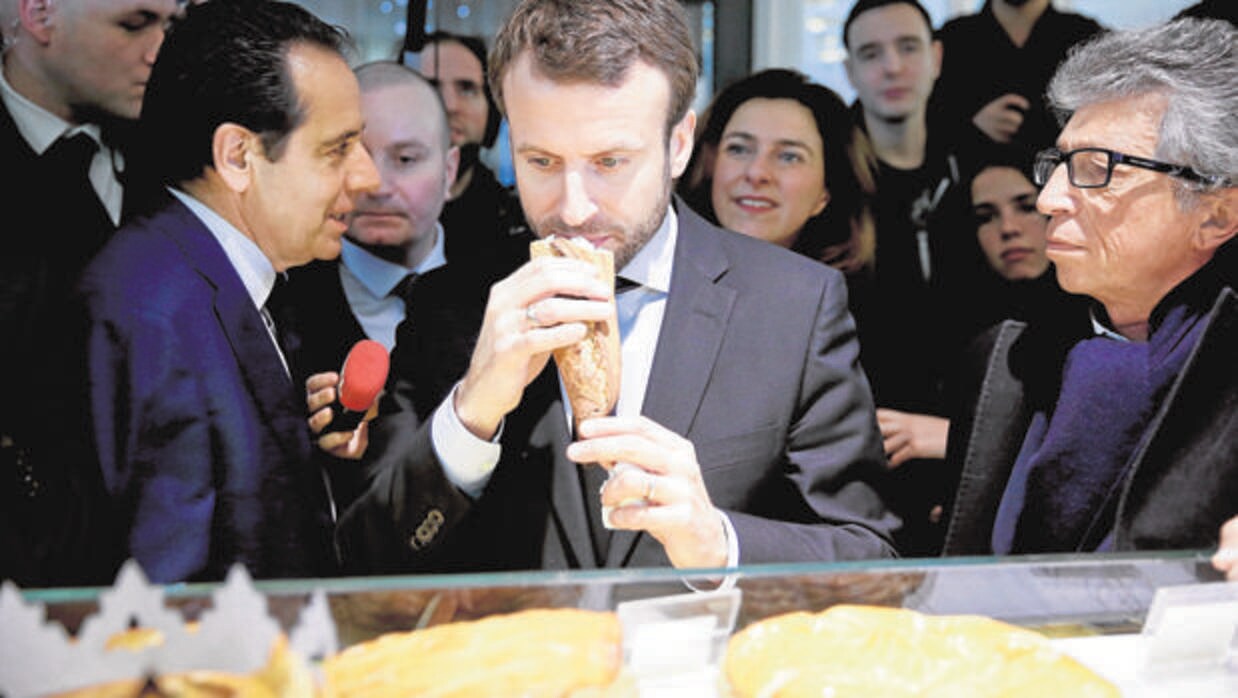 Emmanuel Macron, en una visita en 2016 a una panadería en París