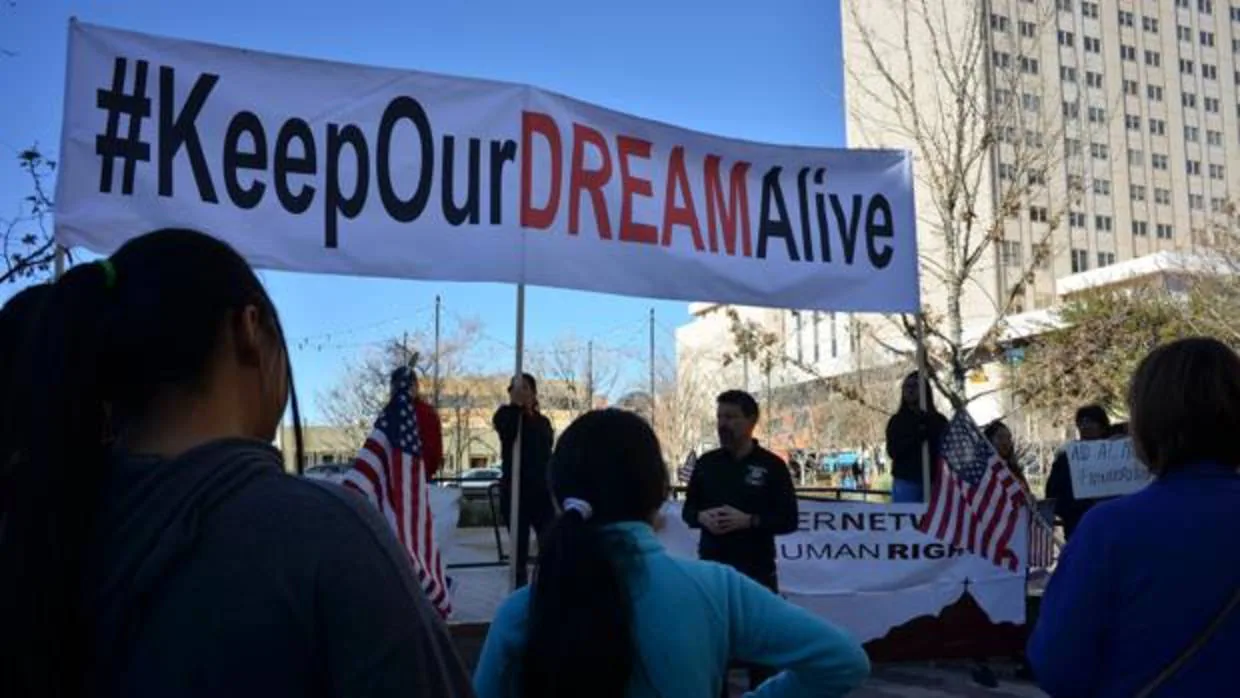 Un grupo de manifestantes se reúnen en El Paso, Texas (Estados Unidos) hoy, sábado 13 de enero de 2018, para protestar en contra de la desprotección legal en la que se encuentran miles de «soñadores»