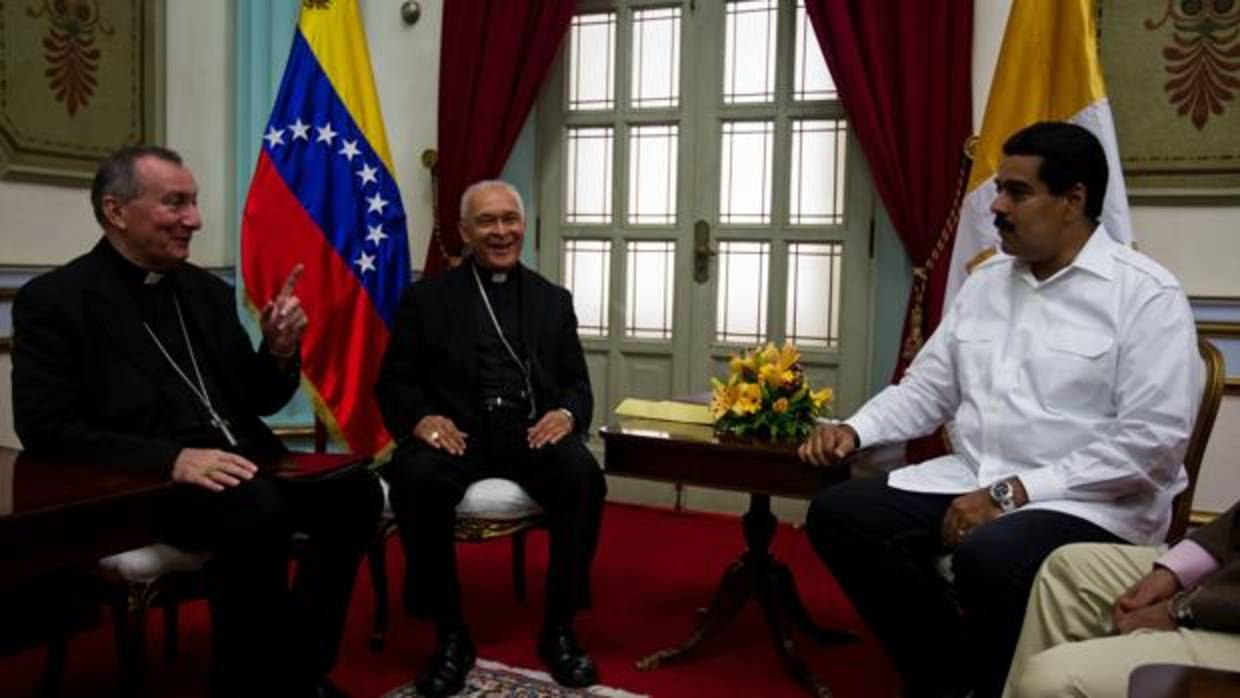 El mandatario venezolano, Nicolás Maduro (d), se reúne con el presidente de la Conferencia Episcopal Venezolana (CEV) en una foto de 2013