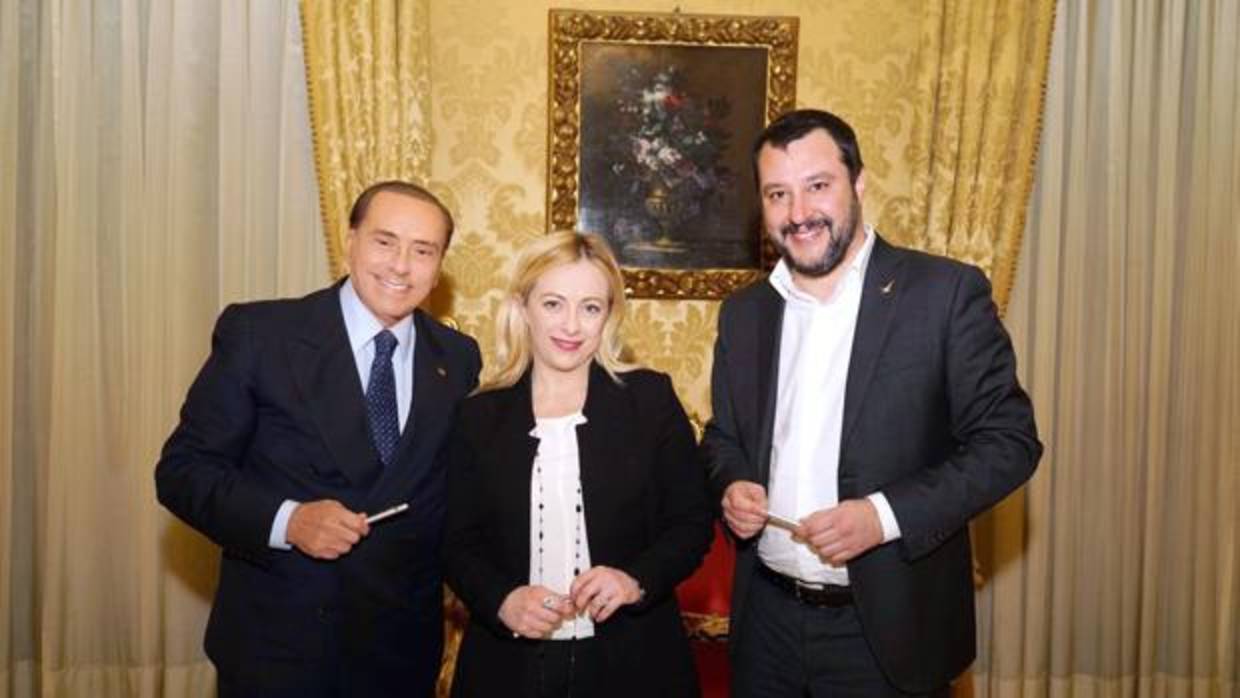 El ex primer ministro italiano y líder del partido de centro derecha Forza Italia, Silvio Berlusconi posa con Matteo Salvini, secretario general del partido de extrema derecha italiano Lega Nord y Giorgia Meloni, líder de Fratelli d'Italia
