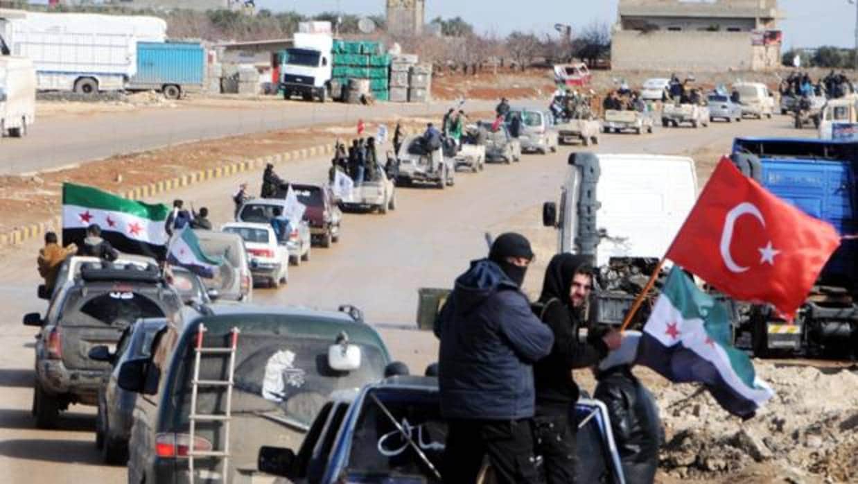 Miembros del Ejército Libre Sirio circulan jnto a tropas turas en la ciudad de Azez, en la zona siria de Afrin, cerca de la frontera con Turquiía