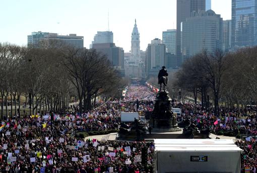 La marcha de las mujeres llena las calles de Filadelfia